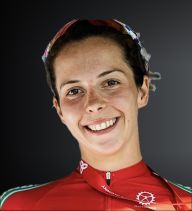 Paulina Klimas — portret na ciemnym tle