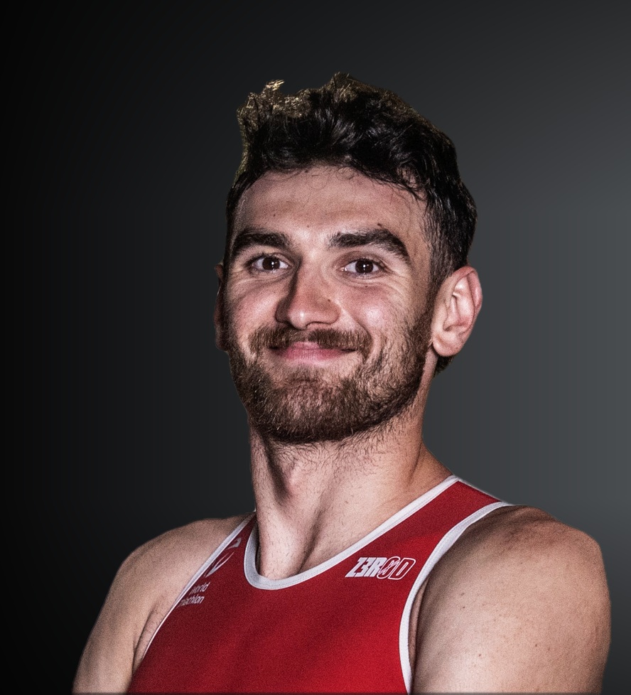 Maciej Bruździak — portret na ciemnym tle