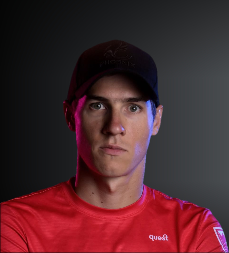 Kacper Stępniak — portret na ciemnym tle